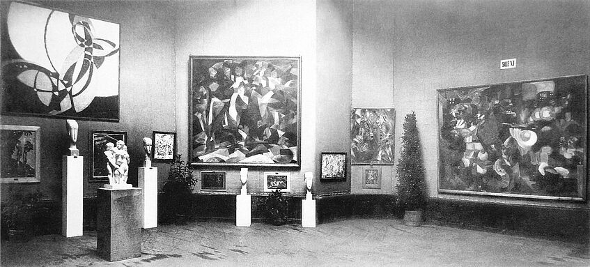 Exhibition view, Salon d'Automne 1912, Paris, with works by Kupka (left) and Picabia (middle)